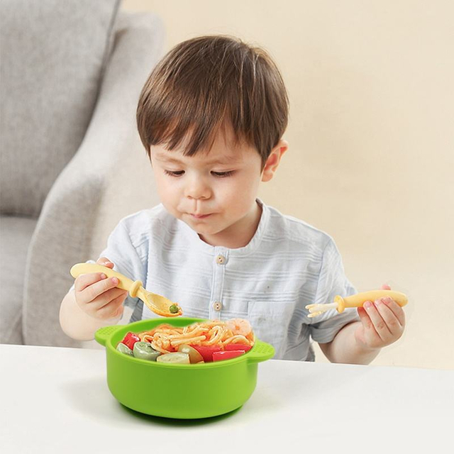 2025 年新品不含 Bpa 食品级儿童餐具喂食碗定制硅胶带塑料婴儿碗