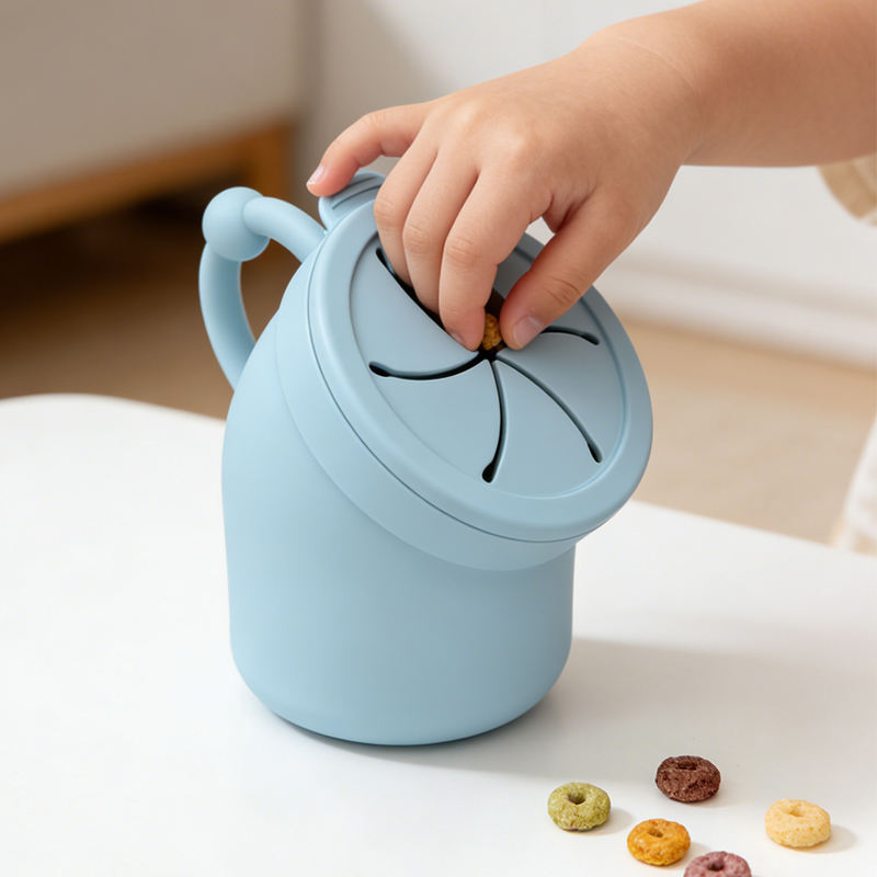 可折叠硅胶杯带盖儿童餐具幼儿零食收纳盒礼品折叠杯